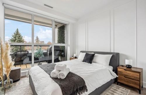 Mount Pleasant West Apartment | Designer Yonge & Eglinton Gem, Parking, 65 TV