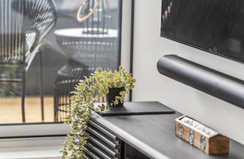 Mount Pleasant West Apartment | Designer Yonge & Eglinton Gem, Parking, 65 TV