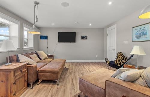 Quidi Vidi House | QV Lake house 5Bd Gym Bar Theatre