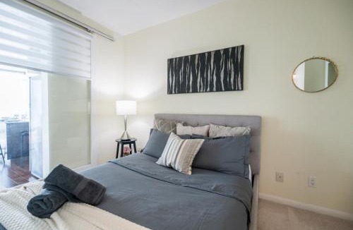 Fort York House | Chic 2BR and Den Condo with Lake and CN Tower Views and Parking