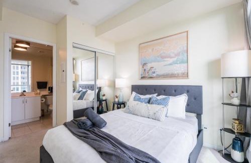 Fort York House | Chic 2BR and Den Condo with Lake and CN Tower Views and Parking