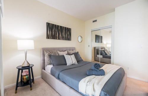 Fort York House | Chic 2BR and Den Condo with Lake and CN Tower Views and Parking