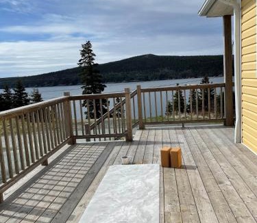 Bay Bulls House | Oceanfront Cottage Walk to Trail & Boat Tours