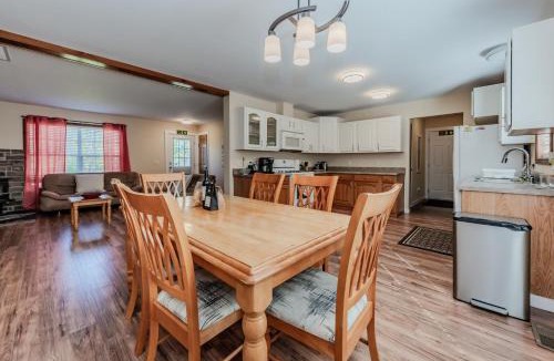 Miller Lake House | Maple Cottage - Cozy Cottage in Miller Lake