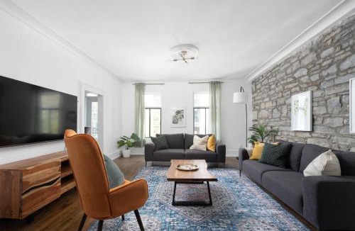 Ville-Marie Apartment | Luxurious Old Montreal Parking Patio 10 Guests