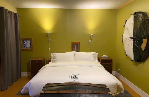 Val David Ski Chalet | Le Sculptural Spa, billiards, firepit & pool