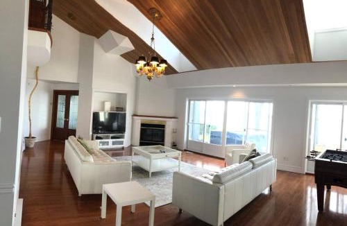 Venise-en-Quebec Villa | Spacious Lakefront Champlain lake with SPA