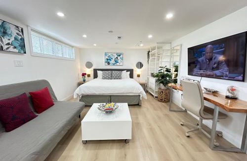 Bathurst Manor House | Modern Lux Family Rooms - KingBed - Near Sheppard W Station Toronto