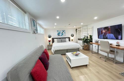 Bathurst Manor House | Modern Lux Family Rooms - KingBed - Near Sheppard W Station Toronto