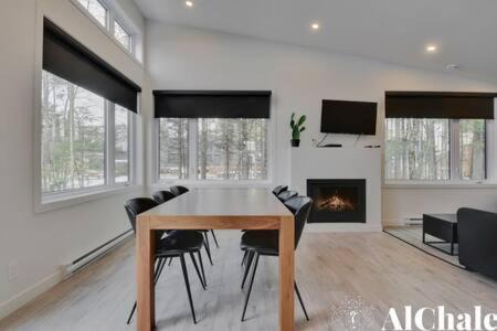 Pont-Rouge Ski Chalet | Archibald - Cozy avec spa, sauna, piscine