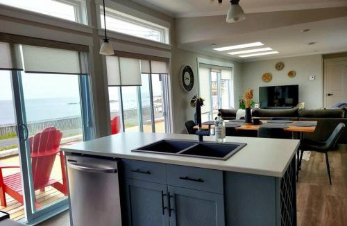 Bonavista House | 2 Bedroom 2 Bathroom Oceanfront Oasis