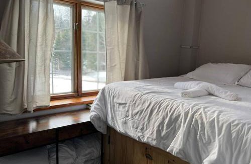 Bracebridge Ski Chalet | Lovely Muskoka Waterfront Cottage-Hot tub & Sauna!