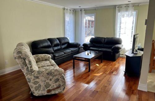 Laval Villa | 3BR House 6 Guests Near Water
