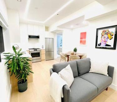 Upper Beaches Apartment | Modern Apartment Close To The Beach with Parking