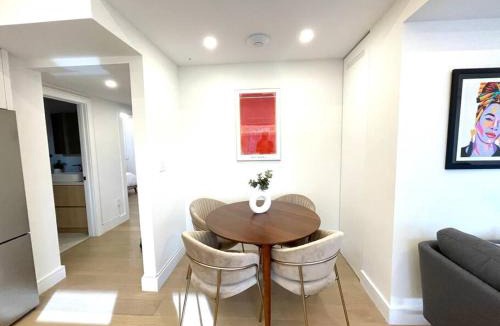 Upper Beaches Apartment | Modern Apartment Close To The Beach with Parking