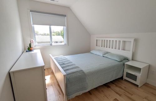 Fabreville House | Impeccable, modern, river view, renovated cottage