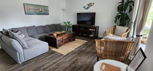 Crystal Beach House | Boho Cottage - Hot tub and close to Beach