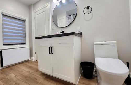Downtown Apartment | The Cozy Cove Modern King-Bedroom Full Apartment