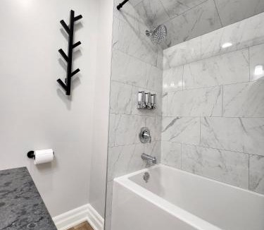 Downtown Apartment | The Cozy Cove Modern King-Bedroom Full Apartment