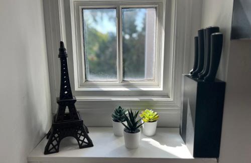Cabbagetown Apartment | Bright Private Suite in Cabbagetown, Steps to Shops & Downtown Toronto