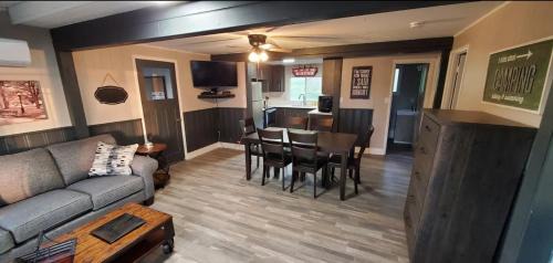 Centre Hastings Cabin | Moira Lake Cottages