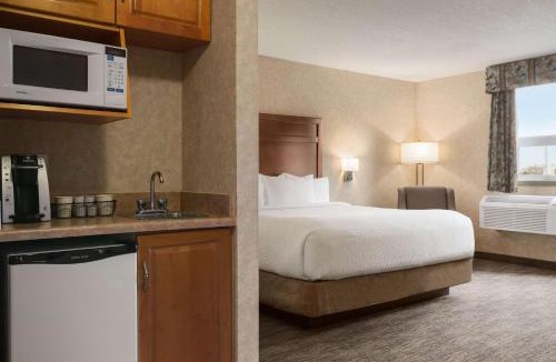 Brooks Hotel | Days Inn & Suites by Wyndham Brooks