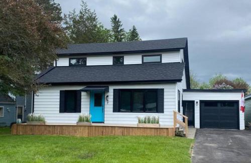 Prince Edward House | Walk to Downtown Picton, 4-bedroom
