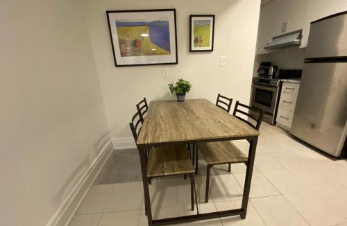 York Mills House | Yorkmills and Bayview !C Cozy & Stylish Private Bdr with Shared Bathroom