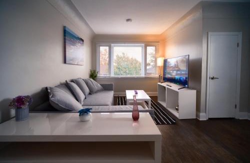 Hamilton Apartment | Hamilton Chic Retreat - Comfy Beds - Garden - Pool