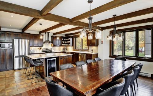 Stoneham Ski Chalet | Chalet 27 Chemin Blanc by Les Chalets Alpins