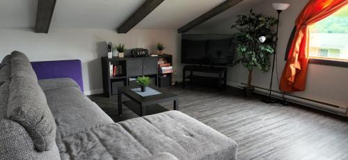 Val-des-Monts Apartment | Le Nid doré sur le lac (Golden Nest on the lake)