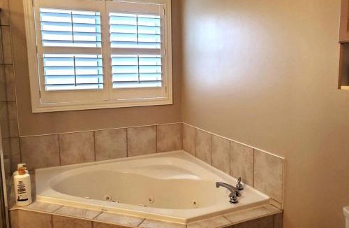 West Oak Trails House | Modern & Spacious 2 Bedrooms+2 Bathrooms Bungalow in Oakville