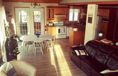 Saint-David-de-Falardeau Ski Chalet | Le Chalet Bleu, aux pieds des Monts-Valin