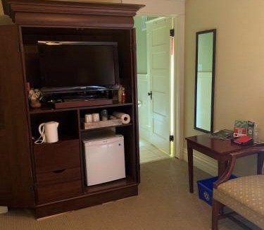 Queenston Bed & Breakfast | The Red Coat