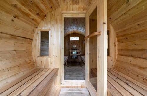 Brighton House | Unique Log House by the Lake, Retreat with Spa Amenities near Presque'ile Provincial Park