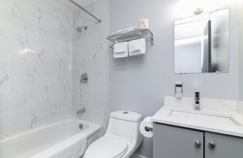 Cloyne Hotel | Lakeside Inn