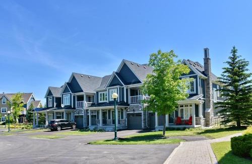 The Blue Mountains House | New Blue Mountain Village Snowbridge Executive Townhome Sleeps 10 with Outdoor Pool and Shuttle