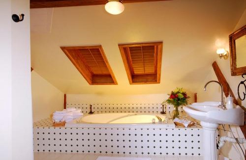 Historic Old Town Bed & Breakfast | Brockamour Manor Bed and Breakfast