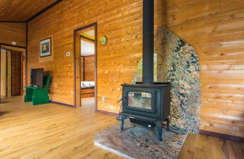 Minden House | Beautiful 3 Bdrm + Bunkie Waterfront Cottage Near Gull Lake