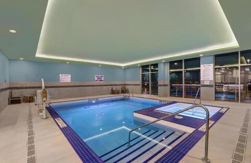 Collingwood Hotel | Holiday Inn Express & Suites - Collingwood