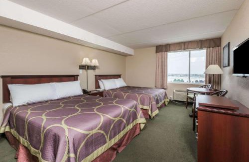 Gateway Hotel | Super 8 by Wyndham Mississauga