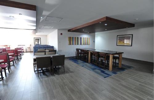 Northeast Mississauga Hotel | Holiday Inn Express & Suites Toronto Airport West by IHG