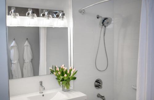 Mahone Bay Bed & Breakfast | The Kitch'inn - Boutique Inn and Wine Bar