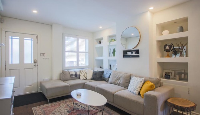 Leslieville Cozy & Bright Apt in Trendy Beaches