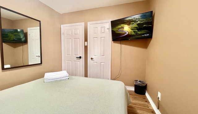 Renovated Rooms 10-min to Finch Subway Near Yonge St