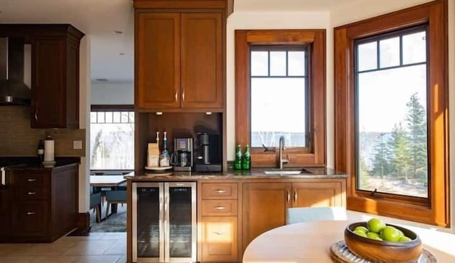 Ocean View Villa with Hot Tub and Movie Theatre in Lunenburg