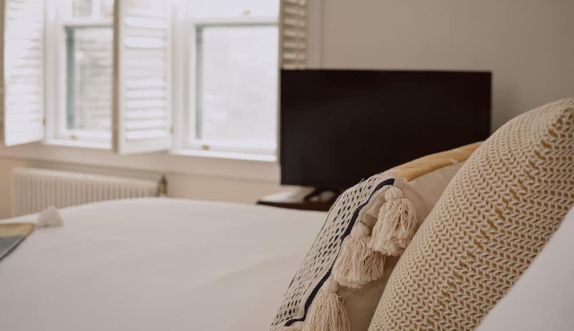Hill Road Manor Bed & Breakfast
