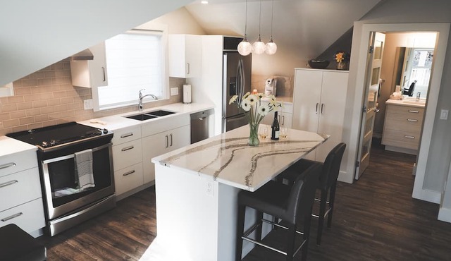 Beautiful Modern 1 Bedroom in Prime Location
