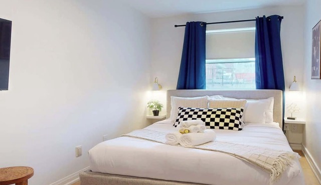 Casa Hotels Elegant 2BR Suite in Leslieville