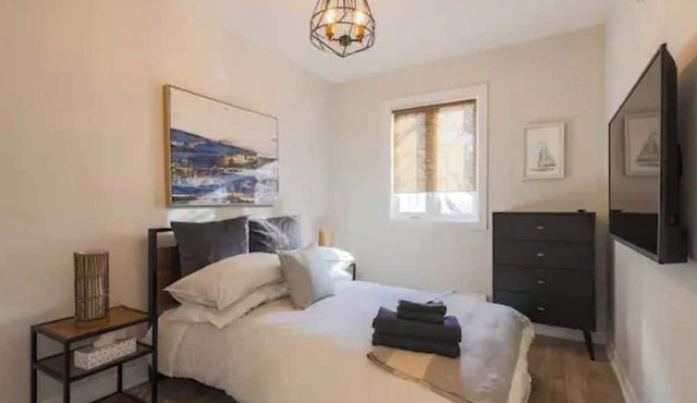 Casa Hotels: Modern 2BR Suite in Leslieville